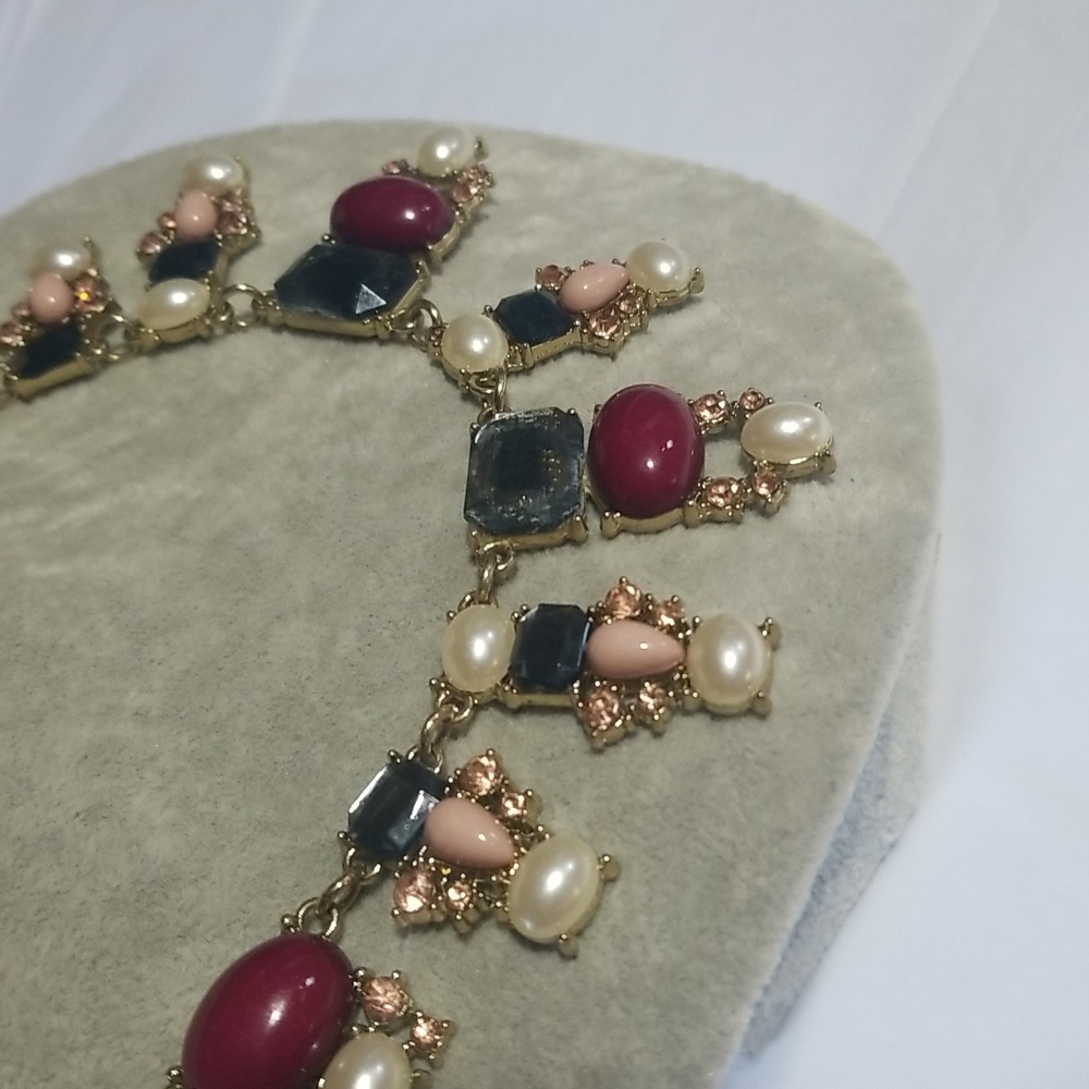 She Makes A Statement Pretty Statement Necklace - image 4